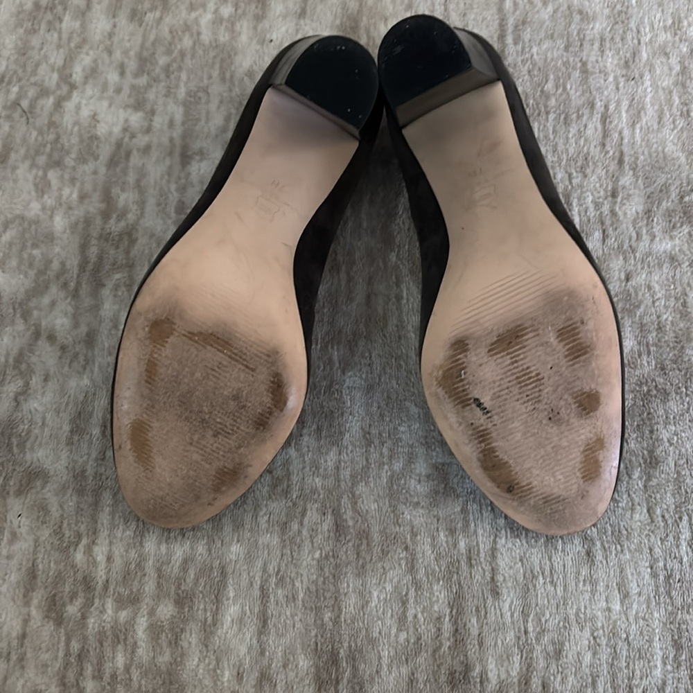Ann Taylor Smoky Gray Classic Heels with Rounded Toe - Picture 6 of 6